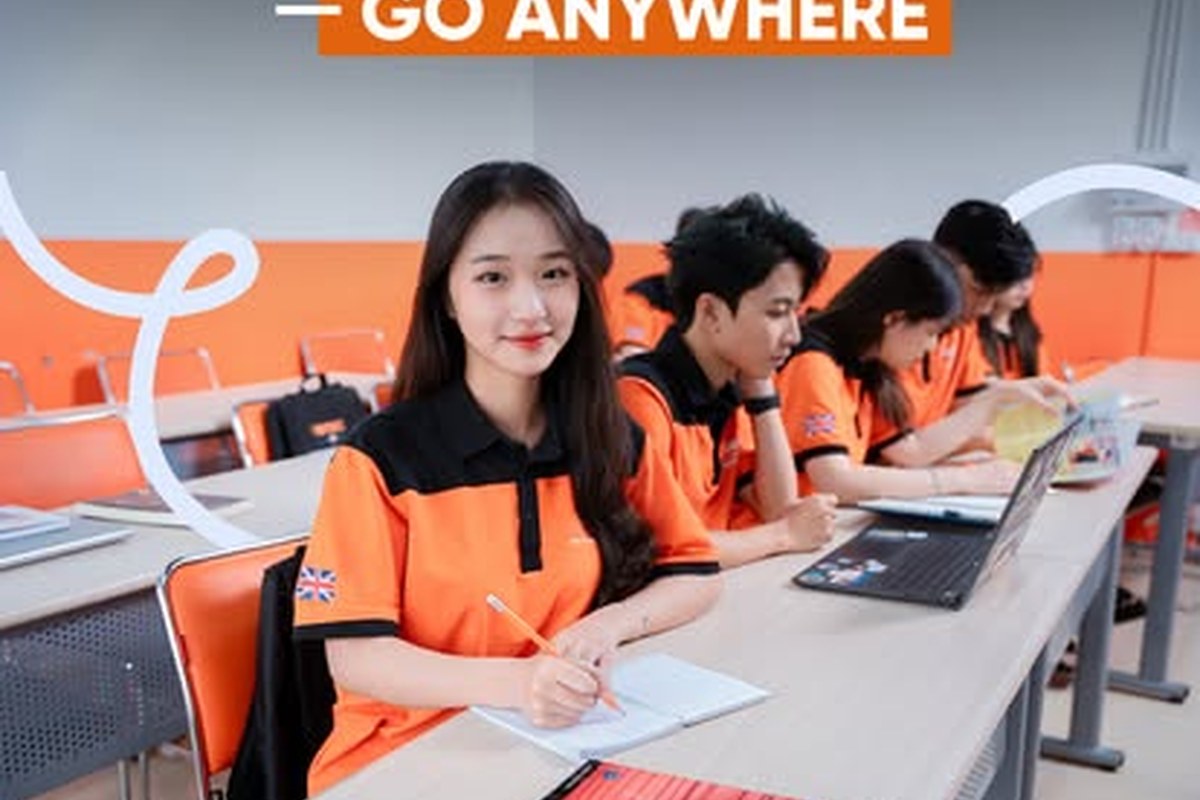 Một học sinh đang ghi lại kết quả thử nghiệm Học sinh BTEC FPT ghi chép kết quả trong quá trình học tập và thực hành trên lớp.