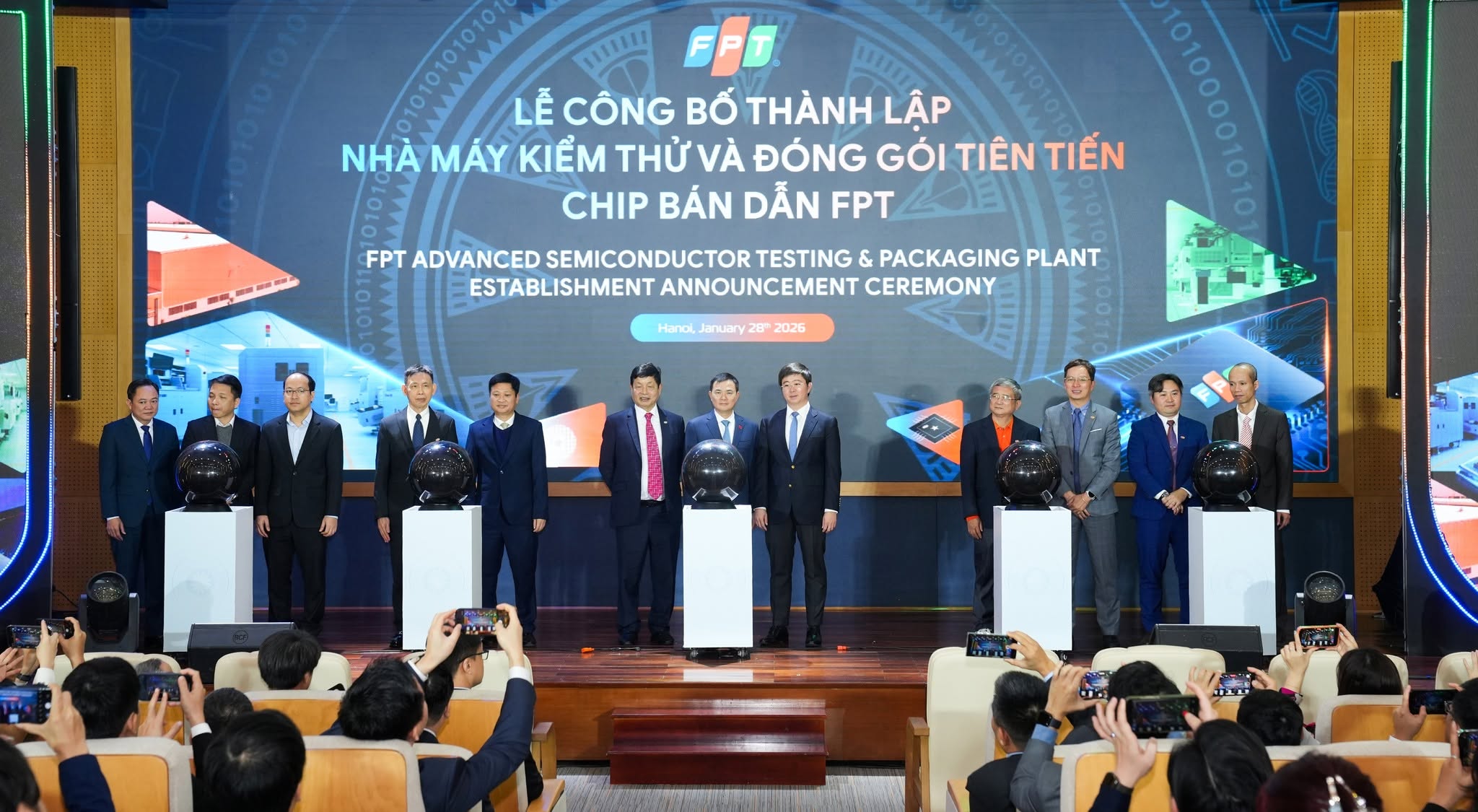 Nhà máy kiểm thử và đóng gói chip bán dẫn FPT tạo thêm cơ hội trải nghiệm thực tế cho sinh viên BTEC FPT. Nhà máy kiểm thử và đóng gói chip bán dẫn FPT tạo thêm cơ hội trải nghiệm thực tế cho sinh viên BTEC FPT.