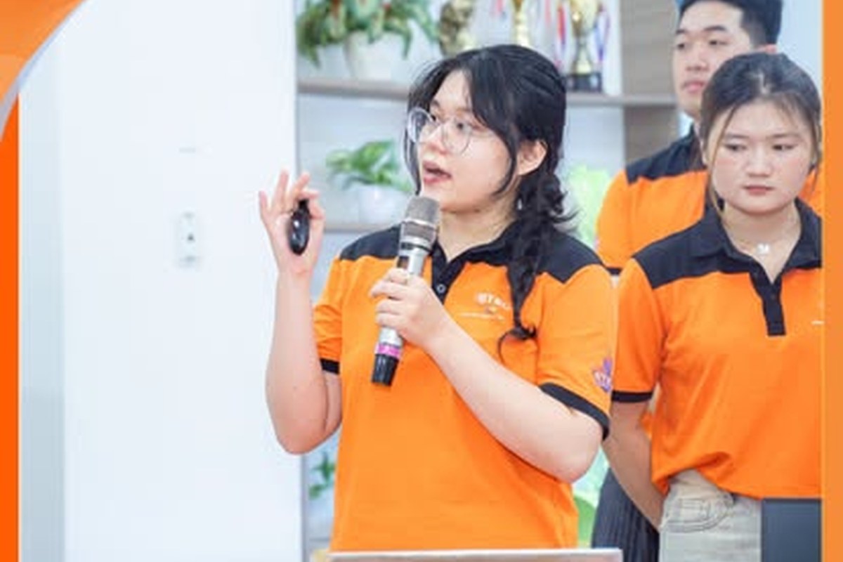 Nhóm sinh viên nam và nữ cùng phân tích sơ đồ vi mạch trên máy tính Hình ảnh nhóm sinh viên BTEC FPT trong hoạt động thuyết trình và trao đổi nhóm, phù hợp minh họa cho các nội dung về học tập thực hành, vi mạch bán dẫn và kỹ năng làm việc nhóm.