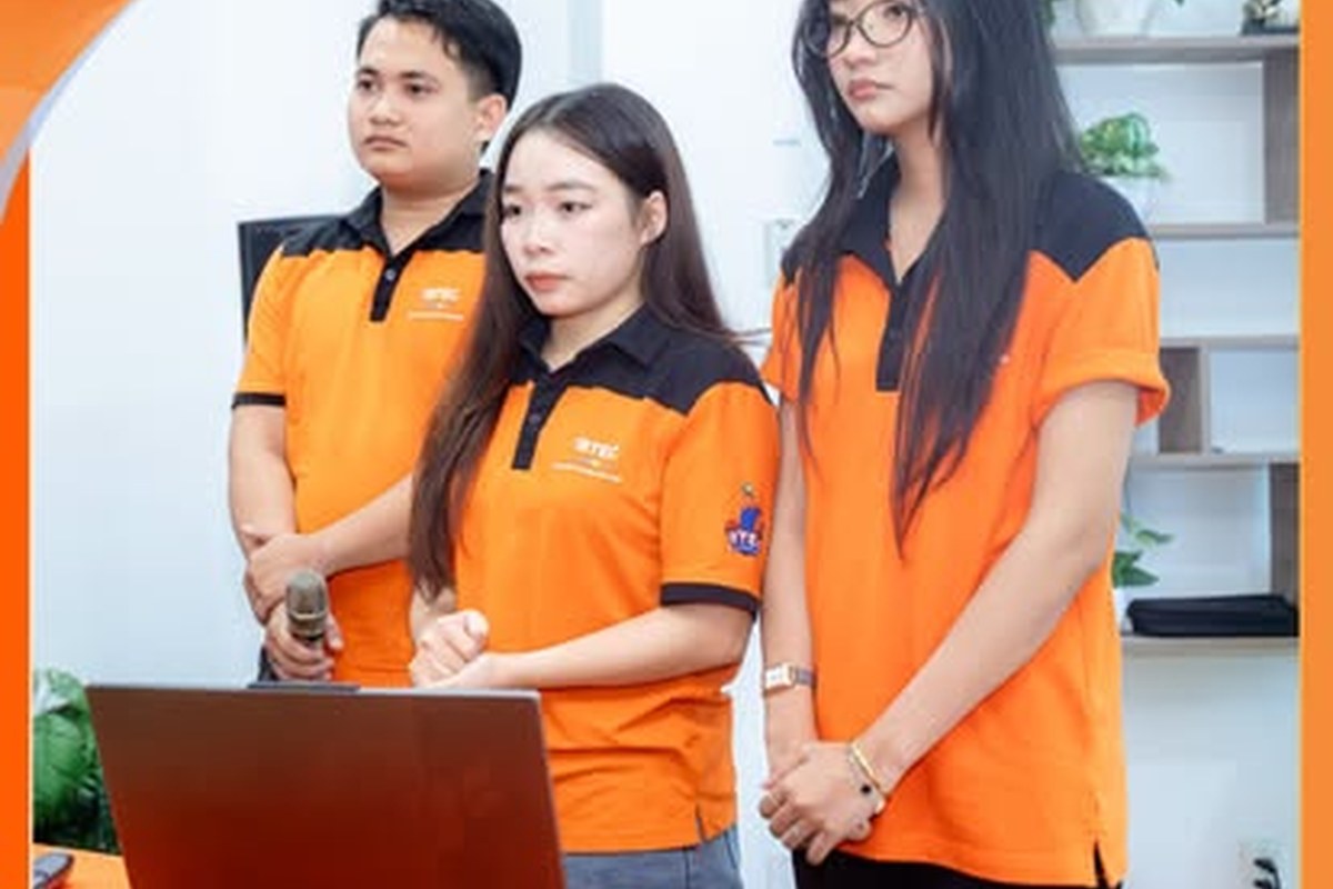 Nhóm sinh viên nam và nữ BTEC FPT cùng lập trình Hình ảnh nhóm sinh viên nam và nữ BTEC FPT cùng làm việc với laptop, phù hợp minh họa cho các nội dung về học lập trình, làm việc nhóm và phương pháp học thực hành.
