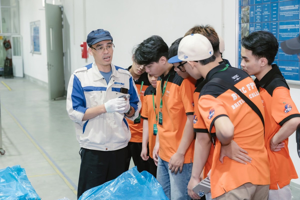 Sinh viên BTEC FPT làm việc theo nhóm trong phòng thực hành
