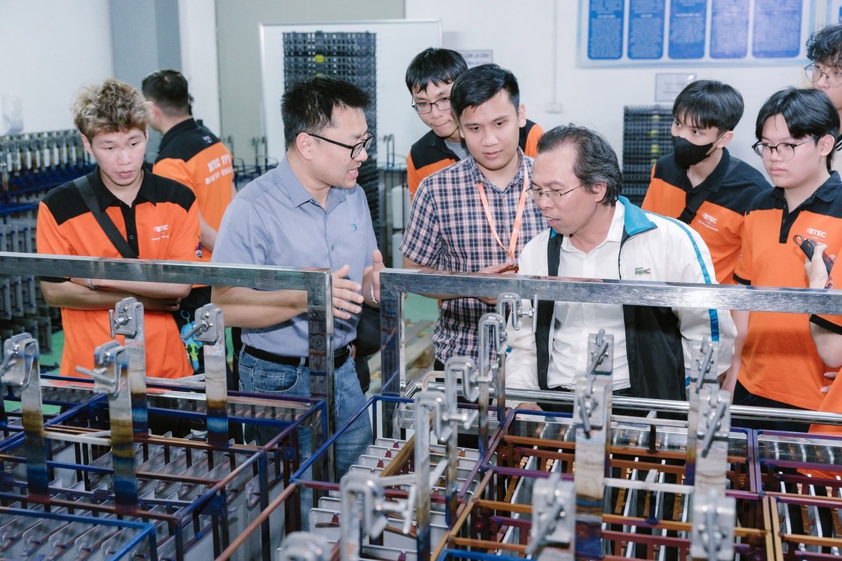 Sinh viên BTEC FPT quan sát sơ đồ khối gồm nguồn, cảm biến, vi điều khiển và LED, đồng thời sử dụng thiết bị đo để kiểm tra tín hiệu Hình ảnh sinh viên BTEC FPT cùng chuyên gia quan sát hệ thống thực hành kỹ thuật, phù hợp minh họa cho nội dung về cảm biến, vi điều khiển, LED, đo kiểm tín hiệu và học tập thực tế.