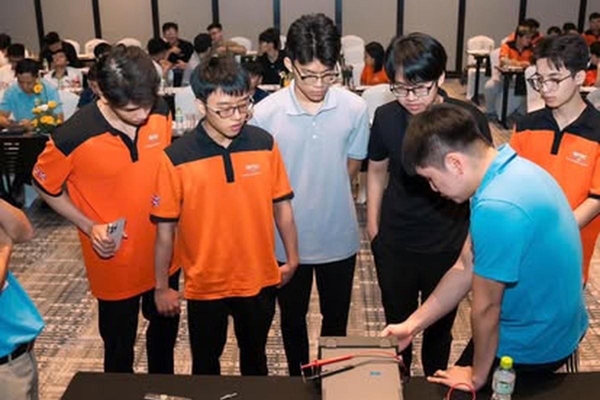 Sinh viên BTEC FPT thực hành mạch điện dưới sự hướng dẫn của giảng viên Hình ảnh nhóm sinh viên BTEC FPT thực hành với thiết bị và mạch điện trong hoạt động học tập thực tế, phù hợp minh họa cho các nội dung về bán dẫn, điện – điện tử và phương pháp học thực hành.