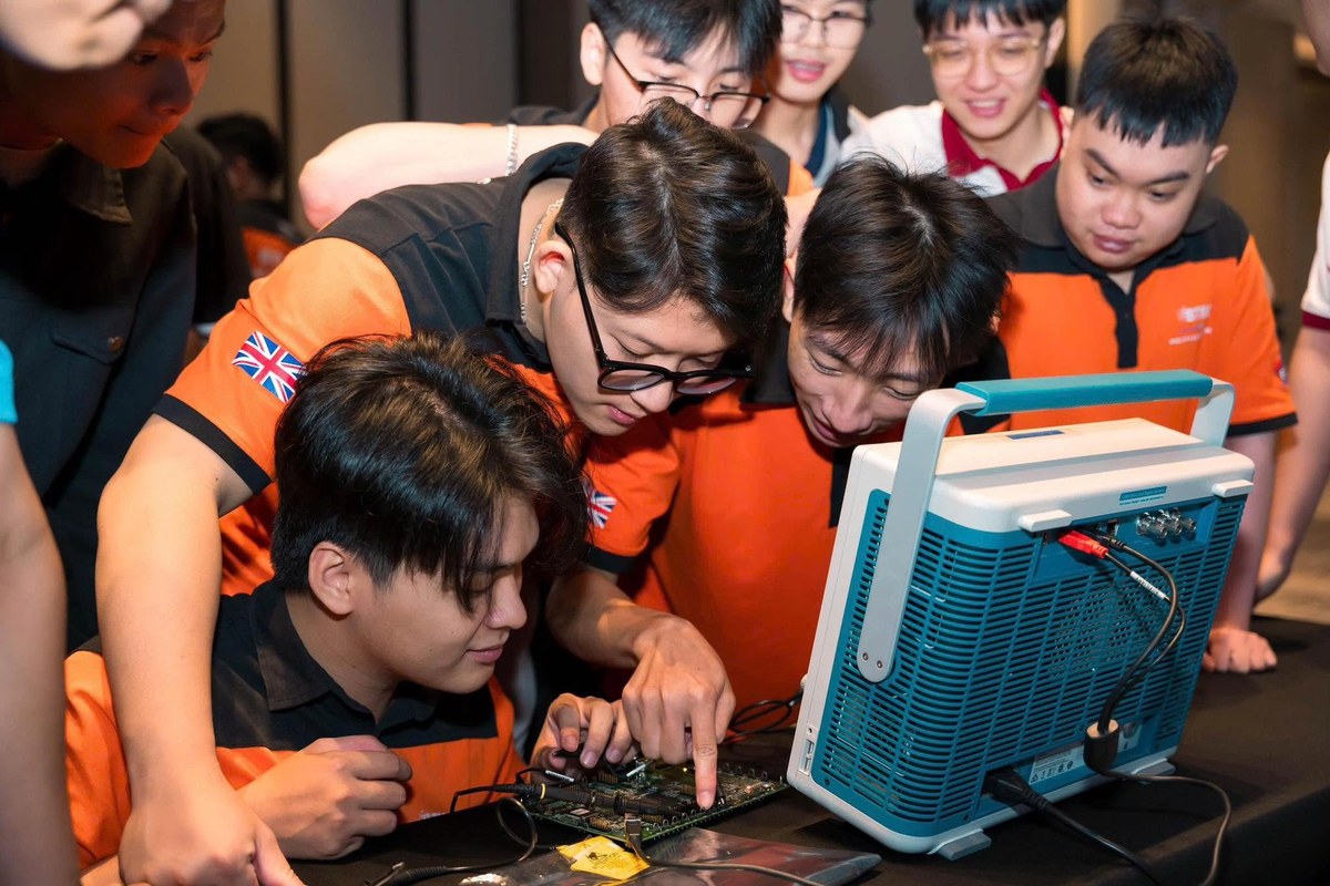 Sinh viên BTEC FPT thực hành theo nhóm với bảng mạch, thiết bị đo và máy tính Hình ảnh nhóm sinh viên BTEC FPT tập trung thực hành với bảng mạch và thiết bị đo, phù hợp minh họa cho các nội dung về bán dẫn, điện – điện tử, kỹ năng thực hành và học tập theo dự án.