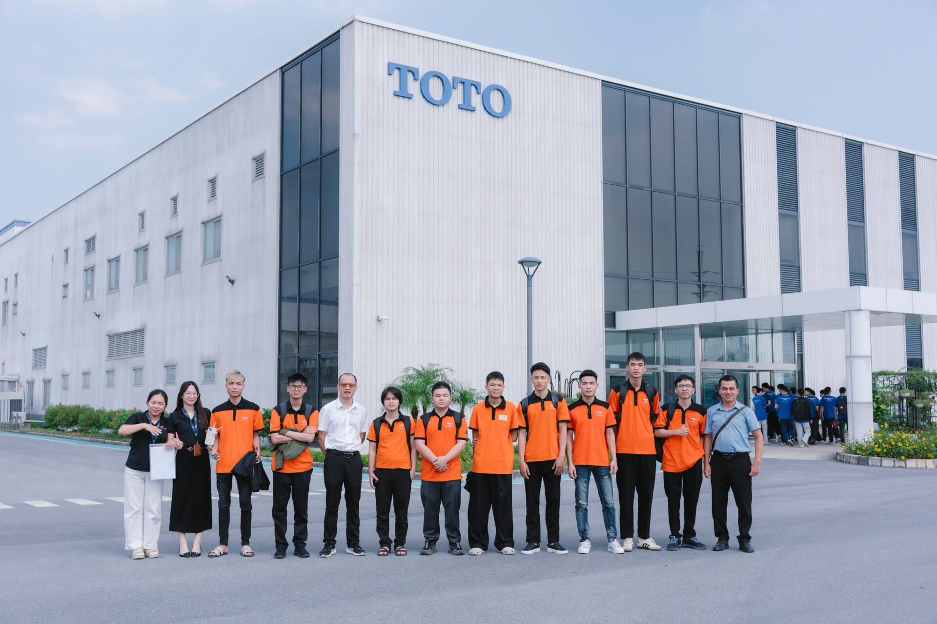 Chuyến tham quan TOTO Việt Nam giúp sinh viên BTEC FPT tiếp cận môi trường làm việc thực tế, tìm hiểu yêu cầu tuyển dụng và định hướng nghề nghiệp. Chuyến tham quan TOTO Việt Nam giúp sinh viên BTEC FPT tiếp cận môi trường làm việc thực tế, tìm hiểu yêu cầu tuyển dụng và định hướng nghề nghiệp.