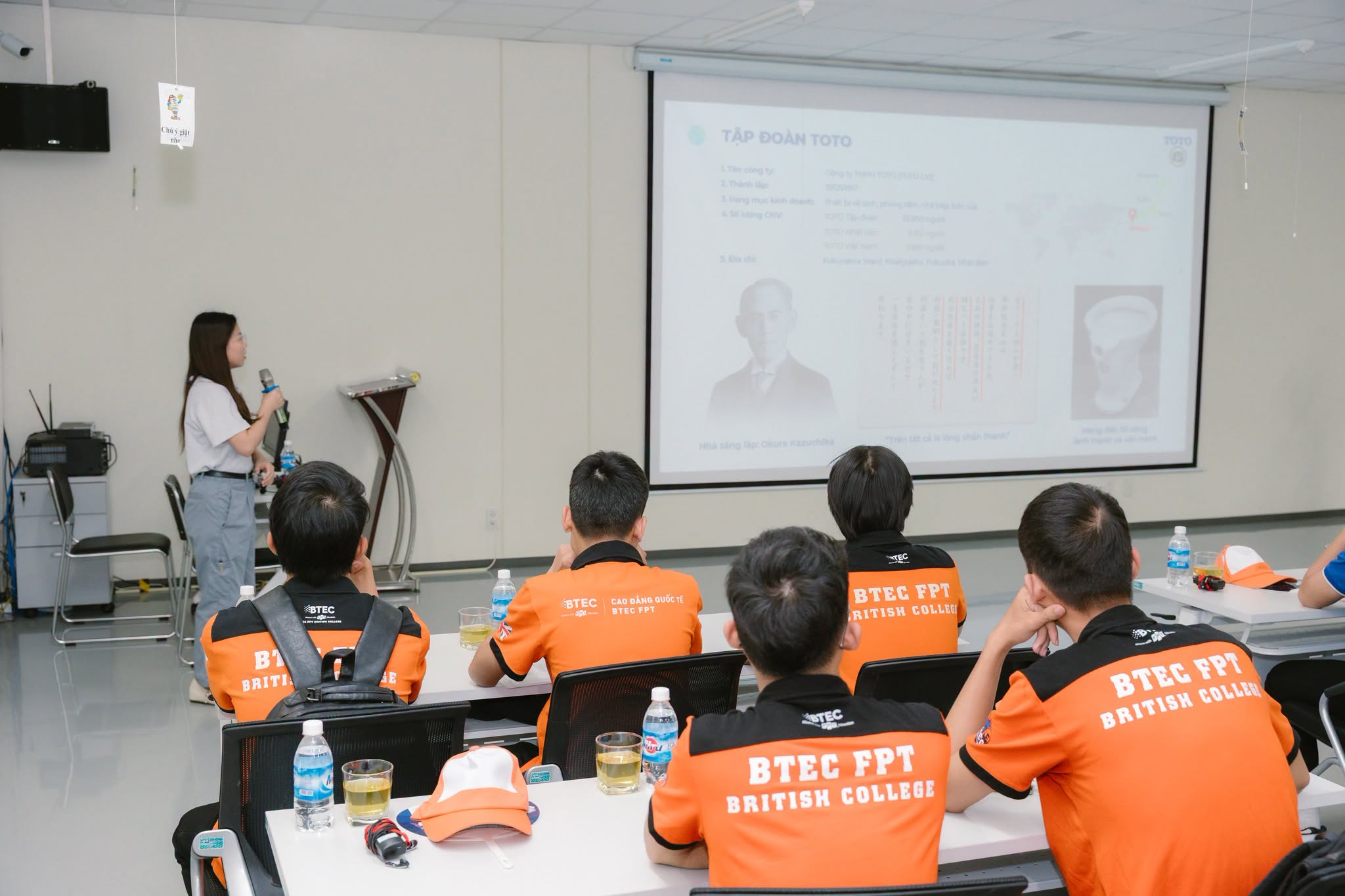 Sinh viên BTEC FPT khám phá mô hình sản xuất chuẩn Nhật Bản tại TOTO Việt Nam, mở rộng góc nhìn về hoạt động vận hành doanh nghiệp. Sinh viên BTEC FPT khám phá mô hình sản xuất chuẩn Nhật Bản tại TOTO Việt Nam, mở rộng góc nhìn về hoạt động vận hành doanh nghiệp.