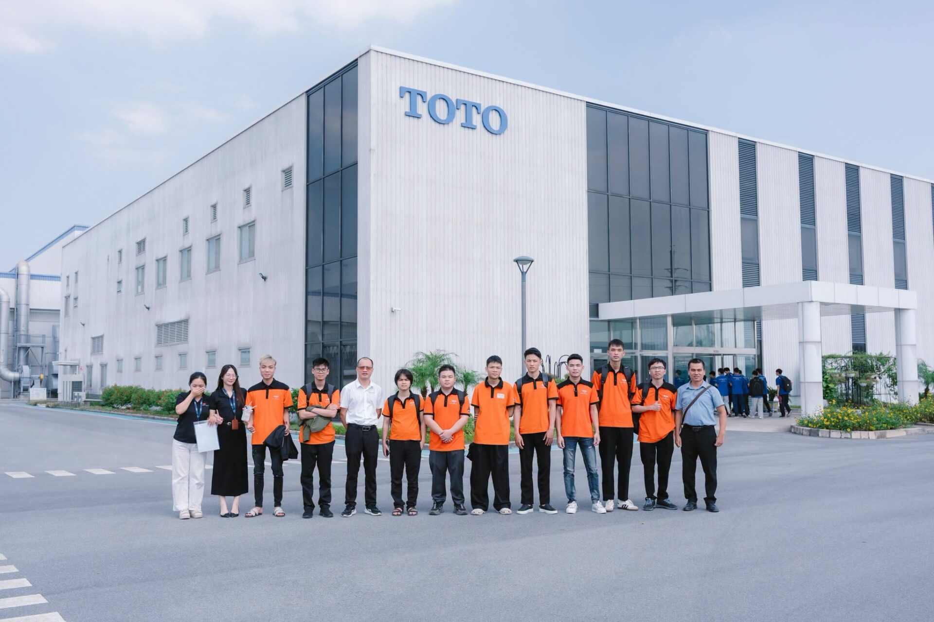 Sinh viên BTEC FPT tham quan nhà máy TOTO Việt Nam, tìm hiểu quy trình sản xuất hiện đại và yêu cầu tuyển dụng thực tế. Sinh viên BTEC FPT tham quan nhà máy TOTO Việt Nam, tìm hiểu quy trình sản xuất hiện đại và yêu cầu tuyển dụng thực tế.