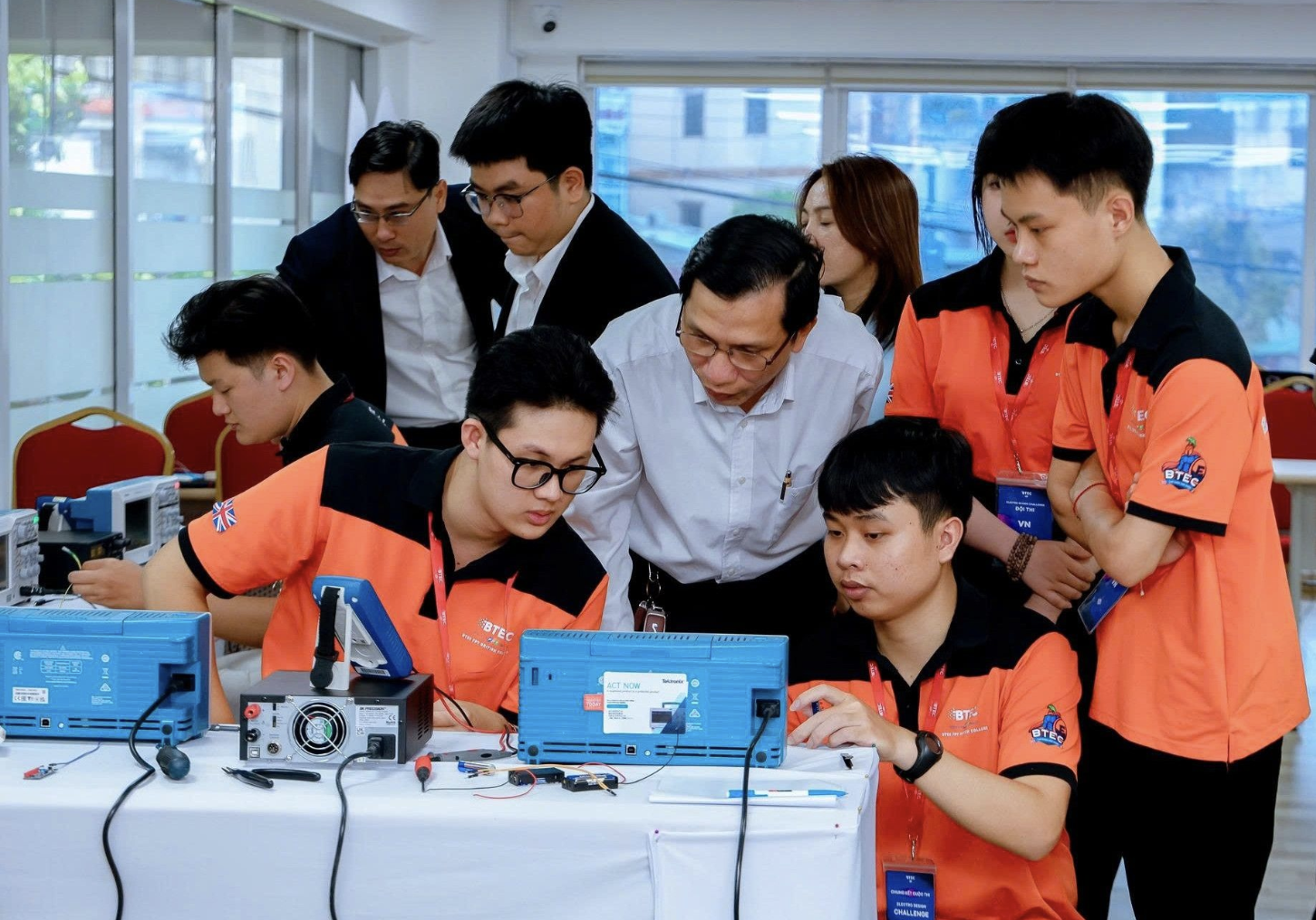 Sinh viên ngành bán dẫn BTEC FPT tham gia một cuộc thi về kỹ thuật Sinh viên ngành bán dẫn BTEC FPT tham gia một cuộc thi về kỹ thuật
